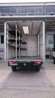 Transporter mit Kofferaufbau und Regaleinbauten