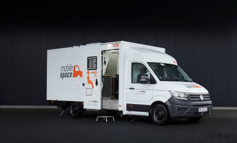 Maskenmobil Mietfahrzeug M1 Masken-Sprinter Außenansicht