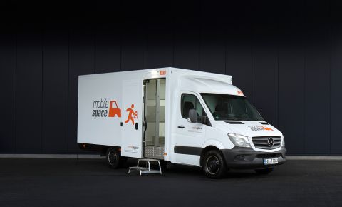 Garderobenmobil Mietfahrzeug G3 Sprinter mit Stangen Außenansicht
