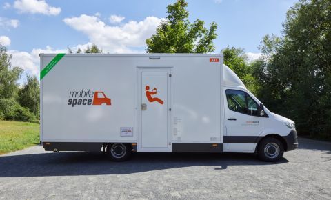 Masken und Garderobenmobil im Sprinter