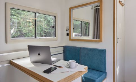 Das Büromobi bietet verschiebbare Möbel, die sich ohne Werkzeug öndern lassen. Einzelarbeitsplatz mit verschiebbarem Tisch im Büromobil.