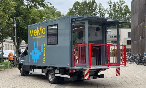 Die fahrende Medienwerkstatt mit offener Tür und kleiner Bühne