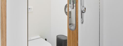 Innovation trifft auf Haptik: Toilette mit ICE Technik aus Porzellan.