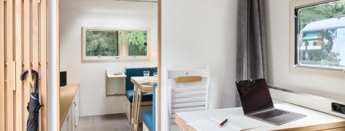 Es gibt zwei seperate Räume im Büromobil fürs Arbeiten.