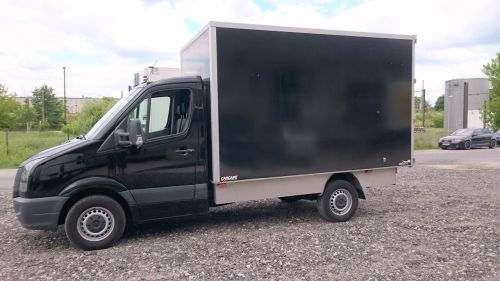 Transporter mit Kofferaufbau und Regaleinbauten