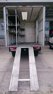 Transporter mit Kofferaufbau und Regaleinbauten