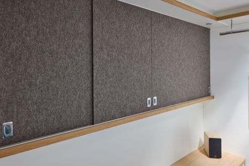 Hängeschrank aus Filz und Sideboard aus Holz