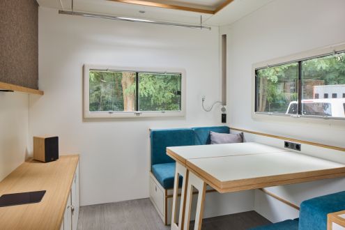 Die Sofaecke eignet sich zum Lesen, Chillen und als Besprechungstisch
