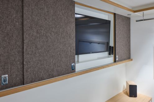 42 Zoll TV und high end Boxen für ein volles Klangerlebniss