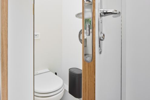 Porzellan WC mit extra Lüftung und Fenster