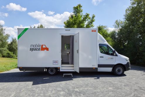 Das Büromobil von Außen mit geöffneter Tür
