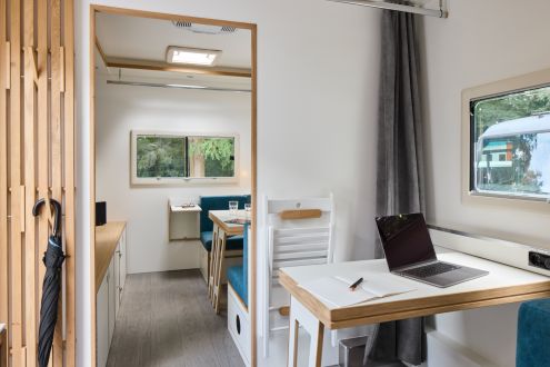 Der Eingangbereich des Büromobils verfügt über eine Garderobe.