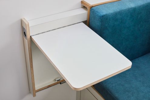 Kleiner Klapptisch in der Sofaecke.