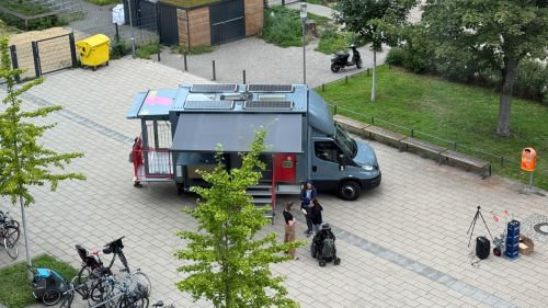 Der Medienbus kann vor Schulen oder andere Einrichtungen gefahren werden.
