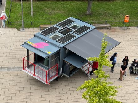 Solarpanels, eine Hebebühne und eine Jalousie.