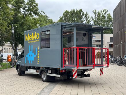 Die fahrende Medienwerkstatt mit offener Tür und kleiner Bühne