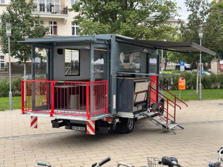 Der Medienbus lässt sich öffnen und wird zur transparenten Bildungsstätte.