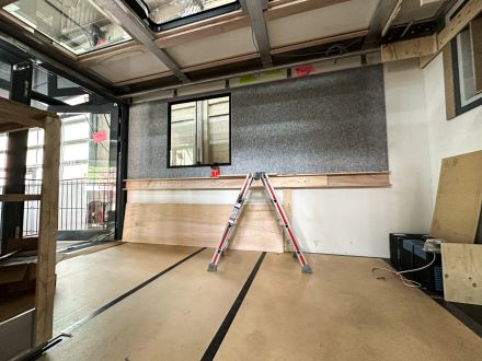 Der elktro LKW wird von Innen ausgebaut.